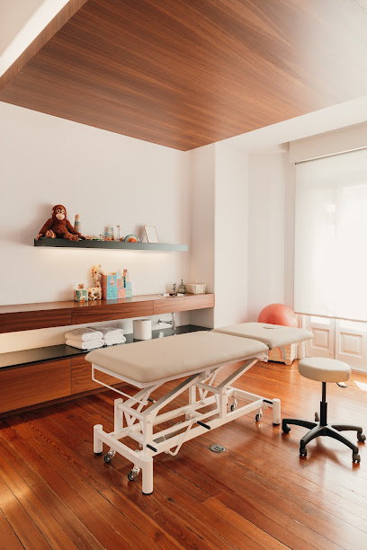 Uxía Román. Fisioterapia Y Osteopatía