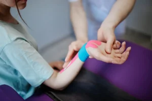 Fisioterapia para «gamers» y oficina: cómo evitar que el ratón y la silla destrocen tus muñecas