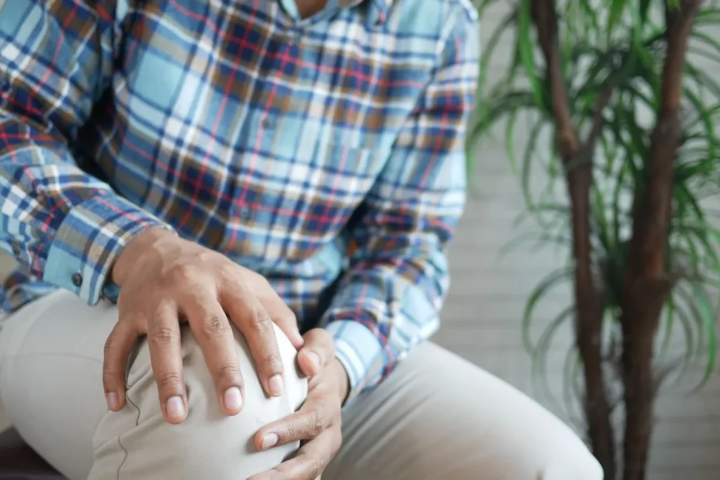 Dolor de rodilla al estar sentado: qué es el «síndrome de la oficina» y cómo evitar que progrese